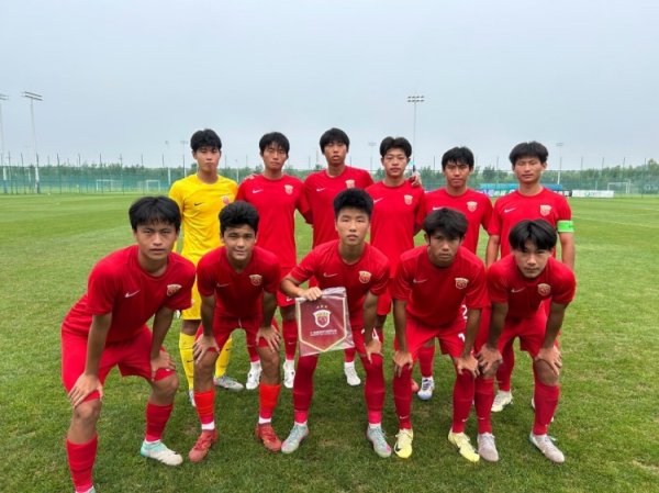 青少年精英联赛决赛第一阶段，上海海港U17队驯顺广东广州豹