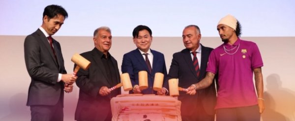 巴萨抵达神户过问迎接晚宴，拉波尔塔、乐天首创东谈主出席