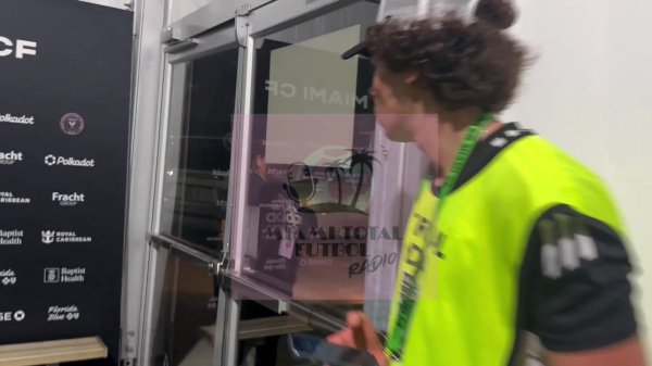 火速放工🏃‍♂️跟队记者：梅西赛后平直冲向我方的车