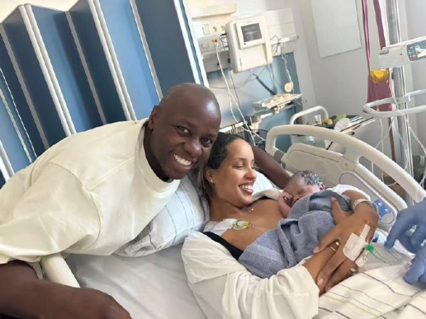 鲲城官方：穆谢奎家中再添丁，他已离华陪家东谈主将缺席周末联赛