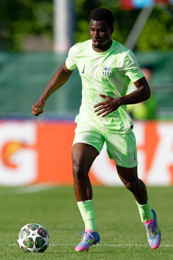 世体：巴萨18岁后卫法雷行将签约至2028年，只等俱乐部官宣