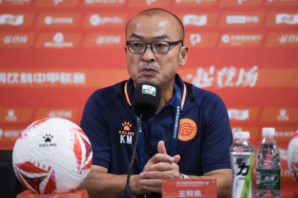 阿萨莫阿被推撞到告白牌！前田浩二怒批：重庆这样念念赢？不丢东说念主吗