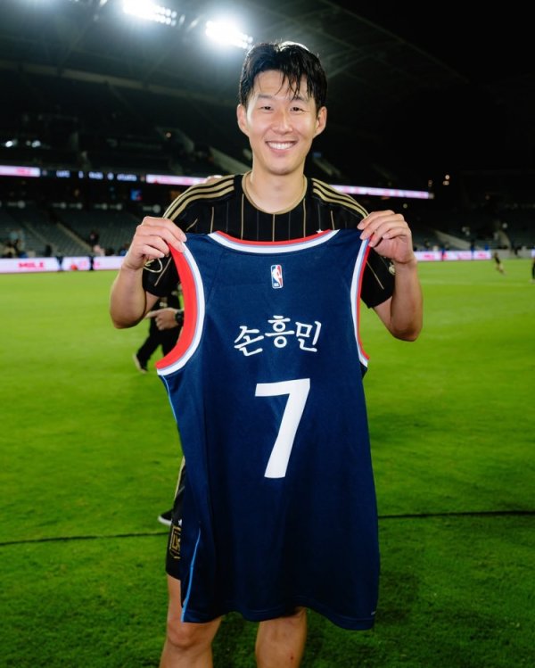 NBA快船队球星不雅看洛杉矶FC比赛，向孙兴慜援助快船球衣