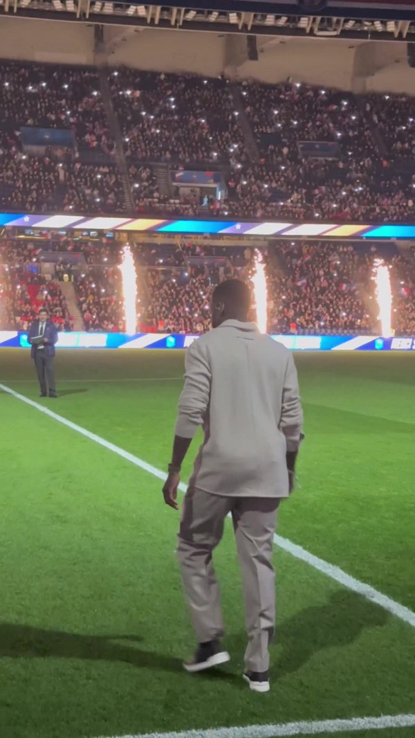 请安功勋！记者：法国足协为乌姆蒂蒂举办退役典礼