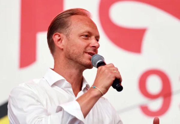 踢球者：拜仁特殊斯图加特商场总监卡斯珀，将为其提供长期契约