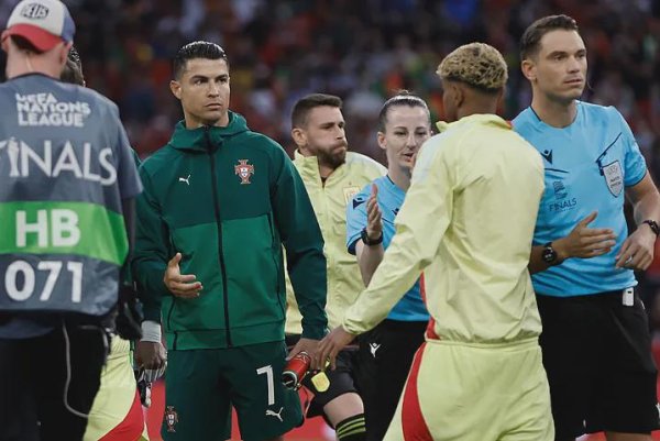 队报：亚马尔在欧国联决赛后拒与C罗抓手，可能对他形象不利