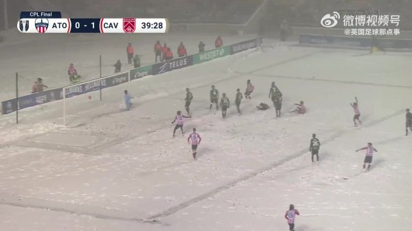 🤯加拿大超等联赛决赛演出惊天倒钩！比赛依然在狂风雪中进行的