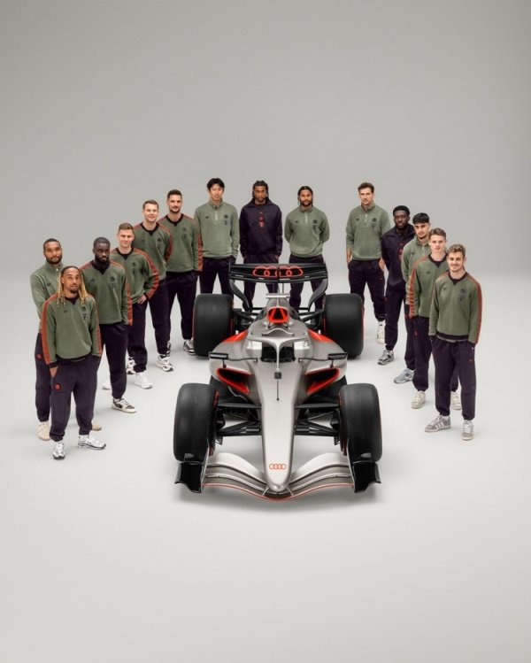 拜仁全队和接济商奥迪的R26倡导车合影，后者将在2026赛季干涉F1