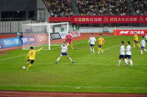 四川城市足球联赛公益看台 暖意“足”够浓