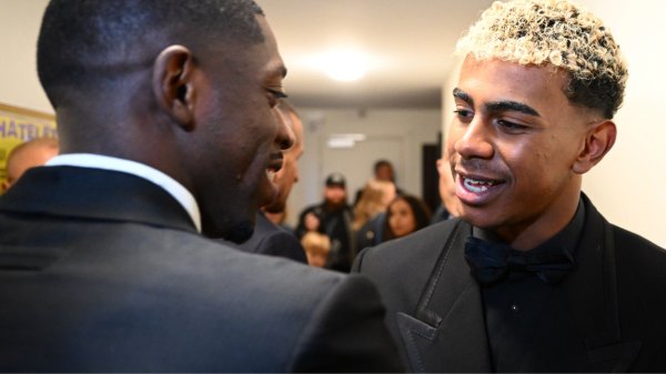 塞尔电台：亚马尔下车时就像摇滚明星，但注重步入内马而后尘