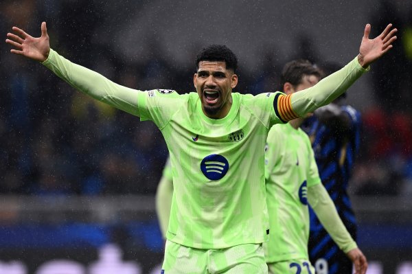 记者：阿劳霍当天回到巴塞罗那，平直前去甘伯体育城参加教练