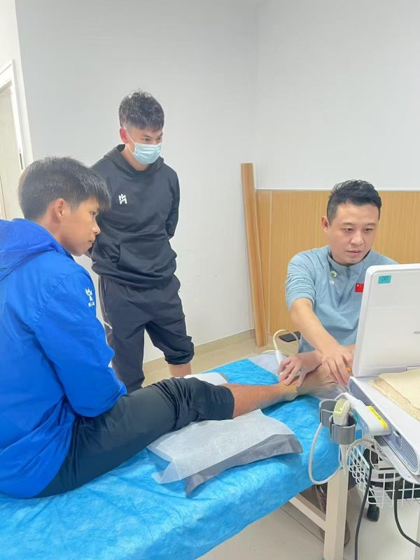 永州市委文牍暖心拜谒湘超郴州队伤员，郴州队医：拼搏被看见即是最大确定